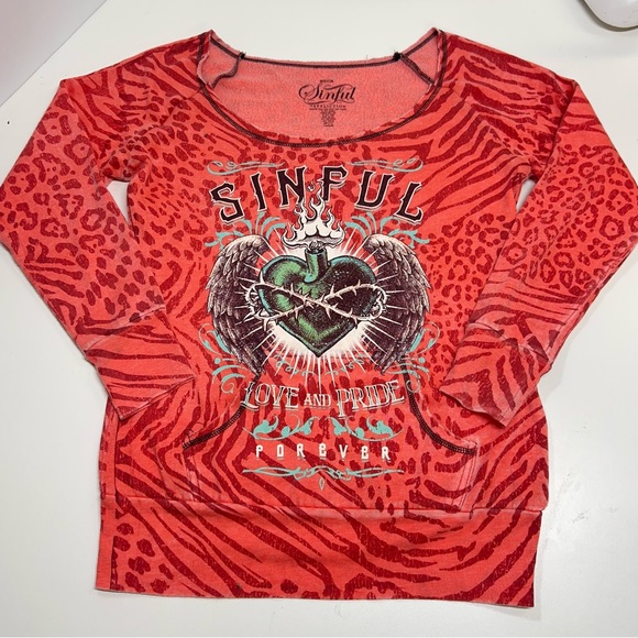 Sinful By Affliction Monica Sweatshirt Graphic Tee Size Medium Red Coral NEW - Picture 2 of 13